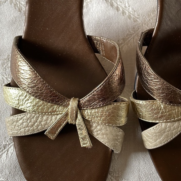 Bandolino Heel Sandal, shiny leather, like new, size 8.5 - Picture 4 of 10